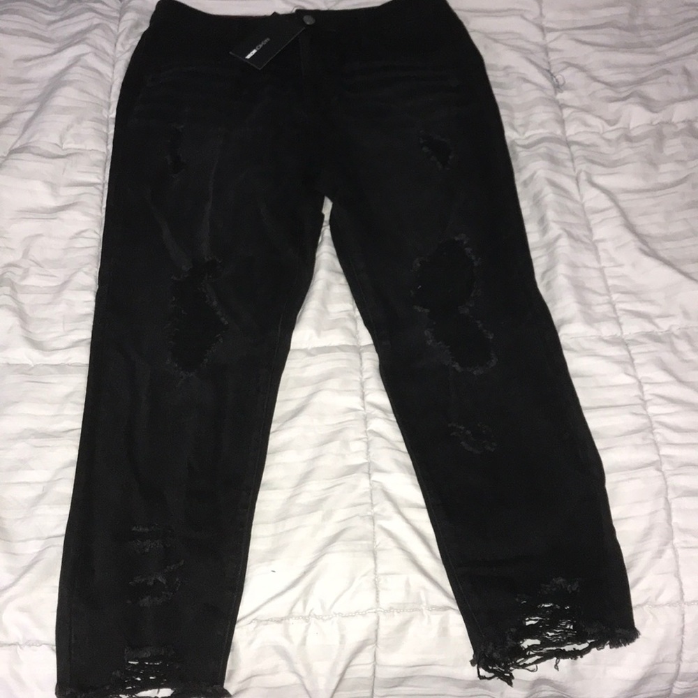 FASHION NOVA ripped boyfriend jeans